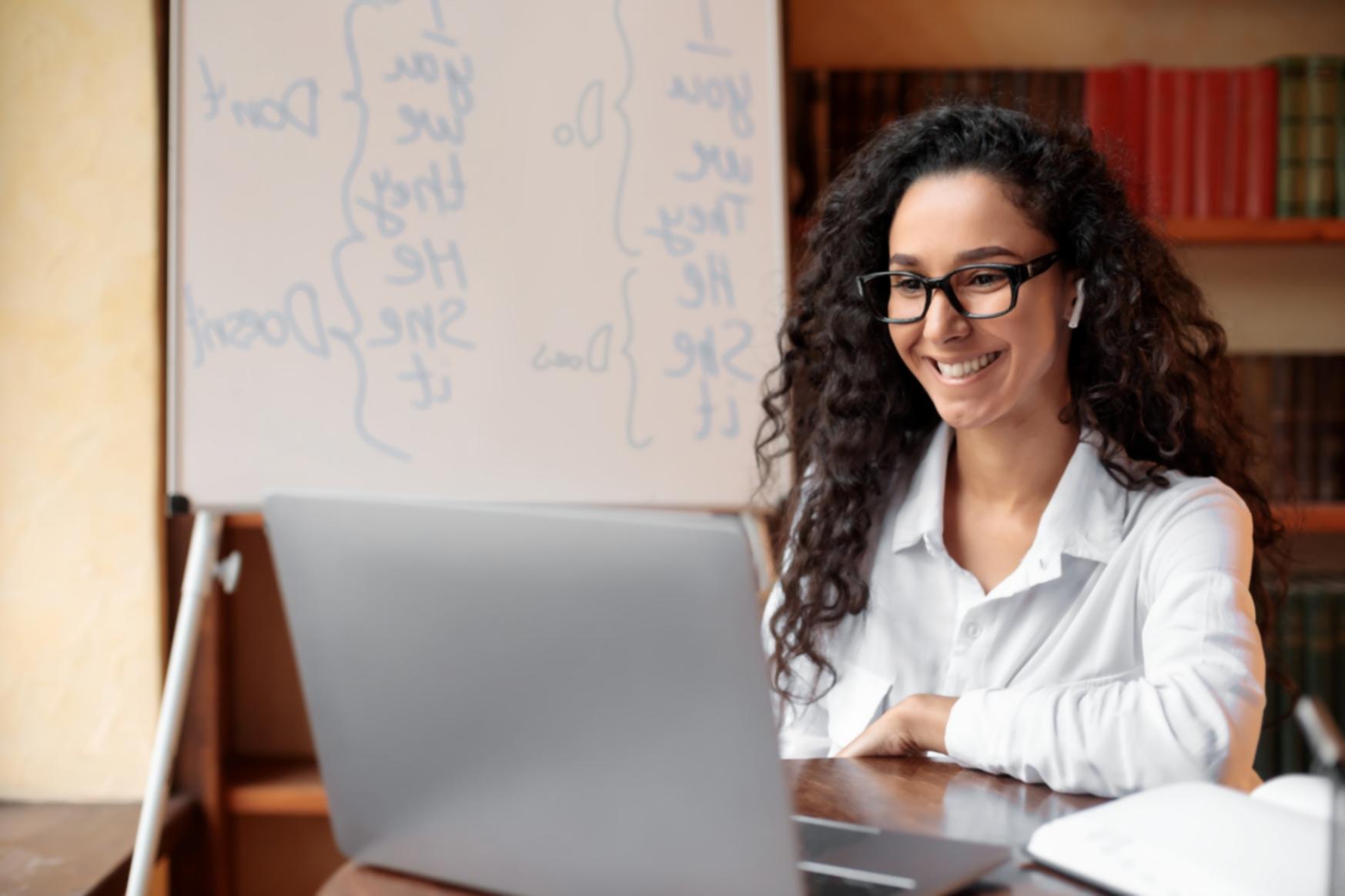 Sesión de trabajo colaborativo entre participantes del programa analizando modelos financieros