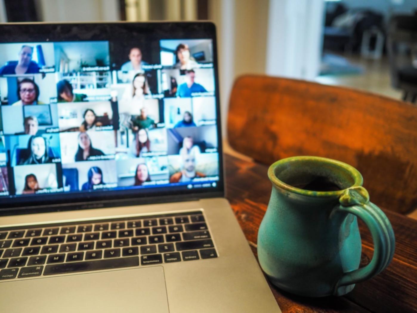 Reunión de equipo discutiendo estrategia financiera