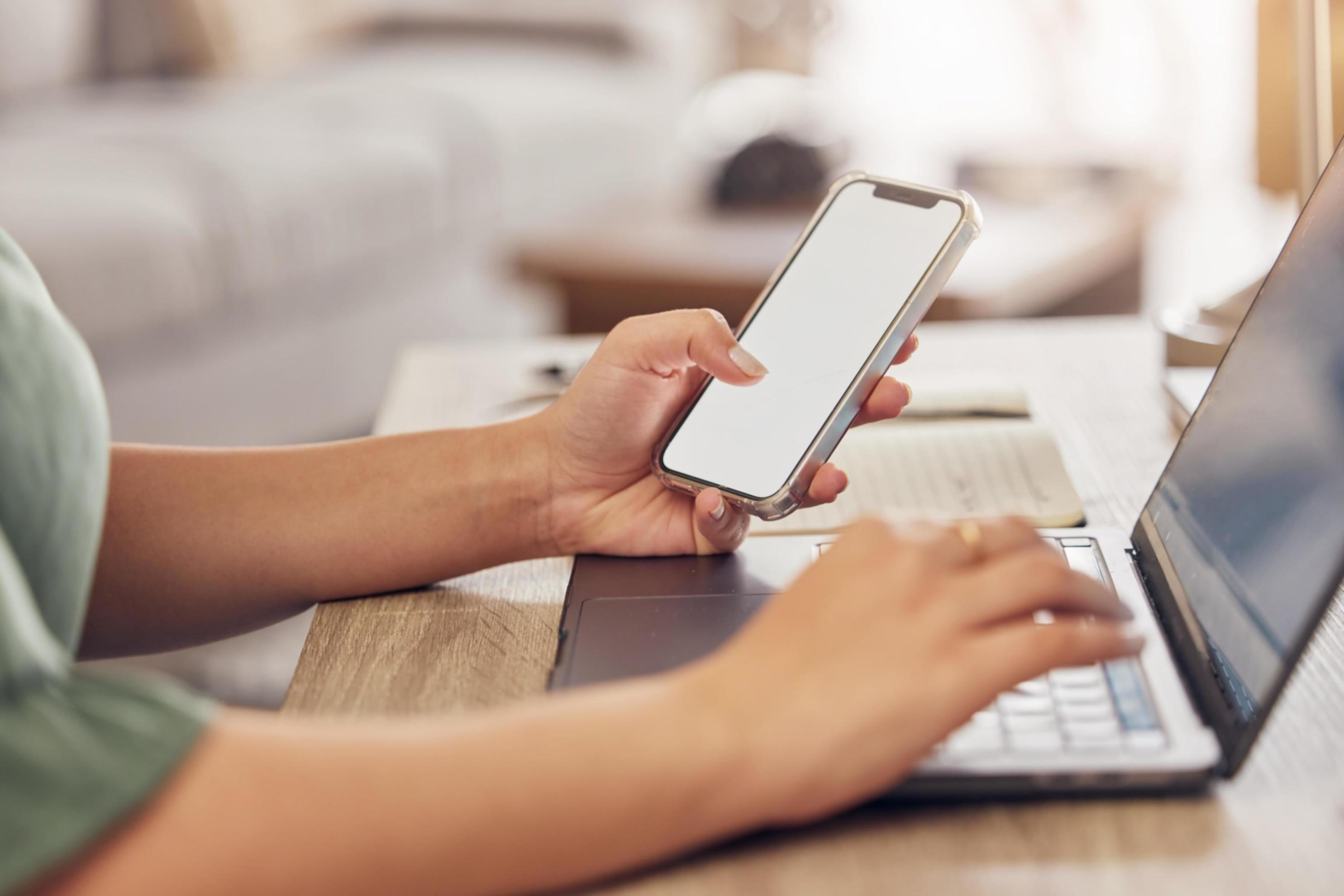 Reunión de estrategia financiera con equipo de startup en oficina de Sevilla