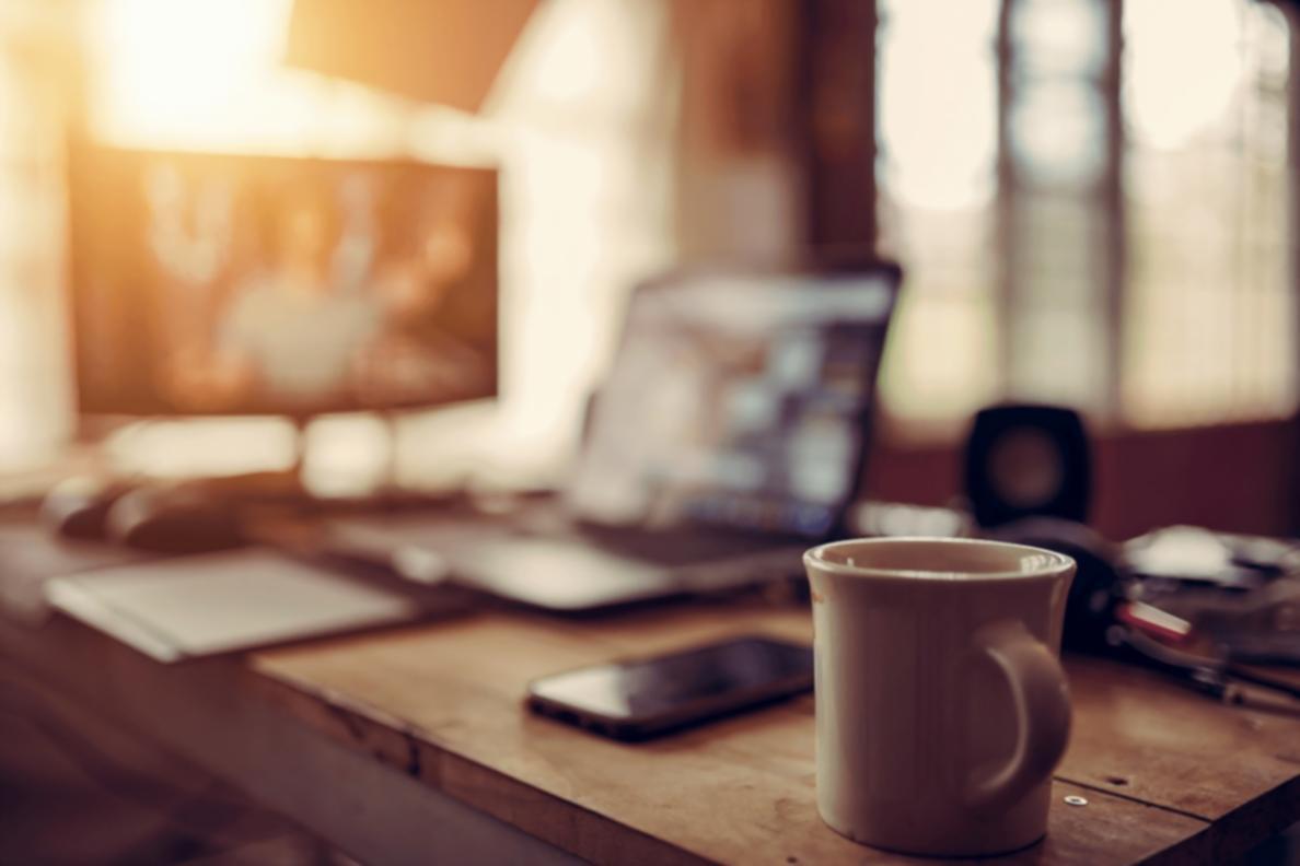 Espacio de trabajo colaborativo en las oficinas de zoraventhilqa en Sevilla